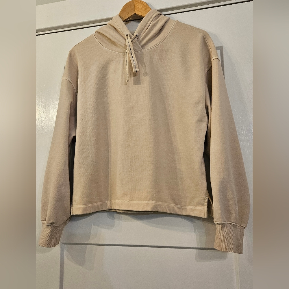Old Navy  medium 76% cotton, 15% polyester,  9% spandex, discoloration shown